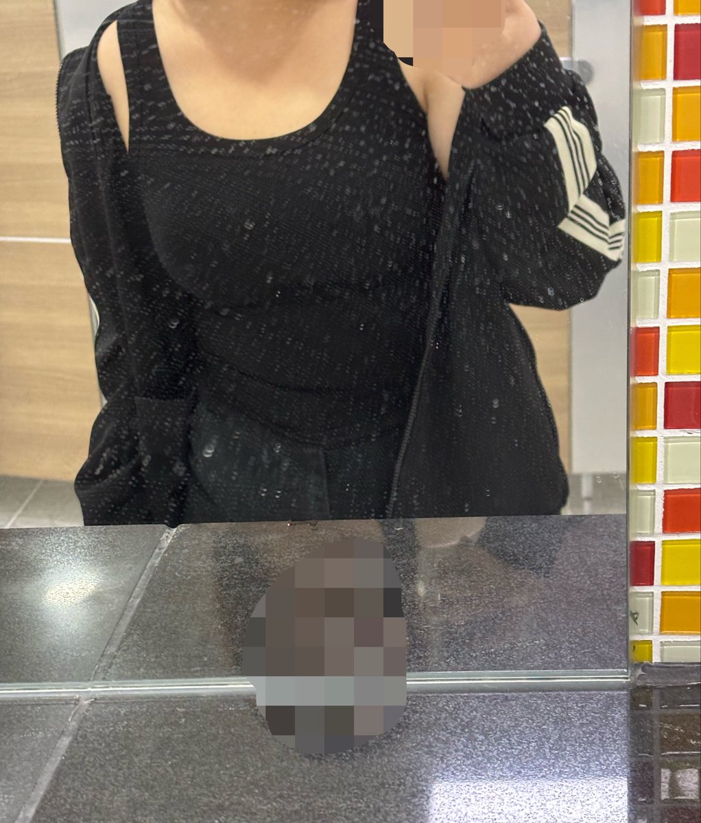 ii0zu8's tweet photo. 애들 앞에선 조신한 척 잠바 올리고, 
혼자 있으면 다 열어제끼고..ㅋㅋ
#섹트 #bbw #비떱 https://t.co/4aRdSAmGap