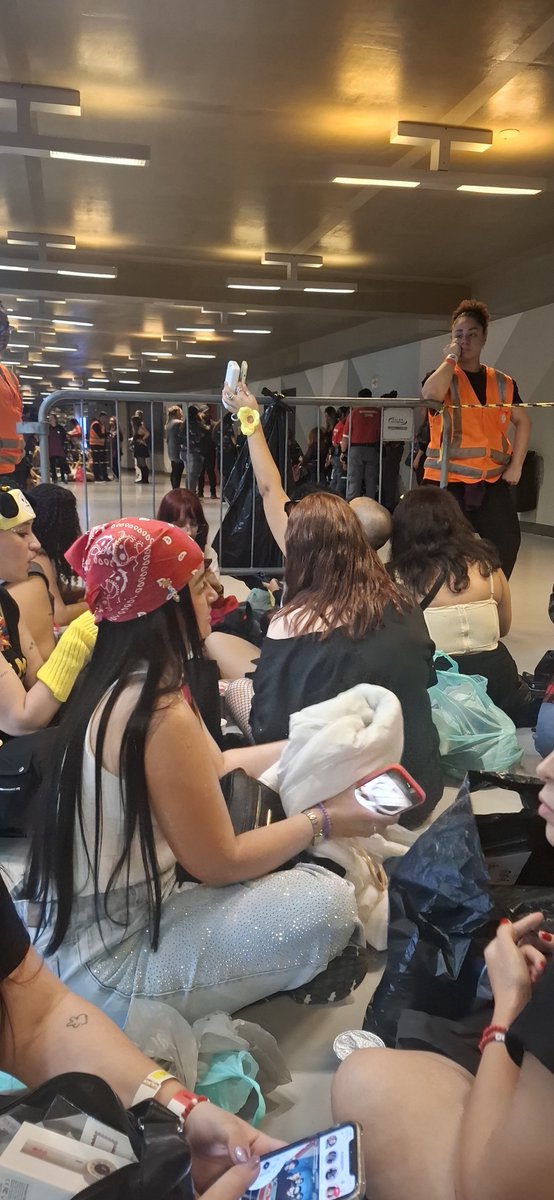 vickyflisboa's tweet photo. MEU LUGAR NA FILA DO SOUNDCHECK DEUS SORRIU PRA MIM MESMO UMA DESQUERIDA ME DANDO UMA COTOVELADA PRA PASSAR NA MINHA FRENTE https://t.co/UZ4S41jP4N