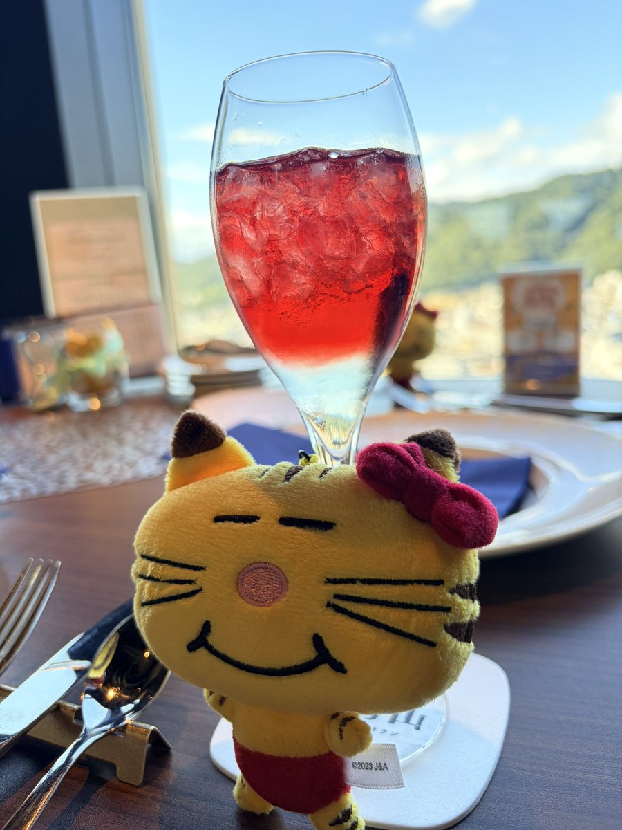 my_admt's tweet photo. オーラスということで！今日は久しぶりのアフヌンからのコンサートでした🍰
フリーフローのドリンクがどれもおしゃれで！！景色もよくて、虹も見られて、幸せだった🥰 https://t.co/Z0EcvsTq8v