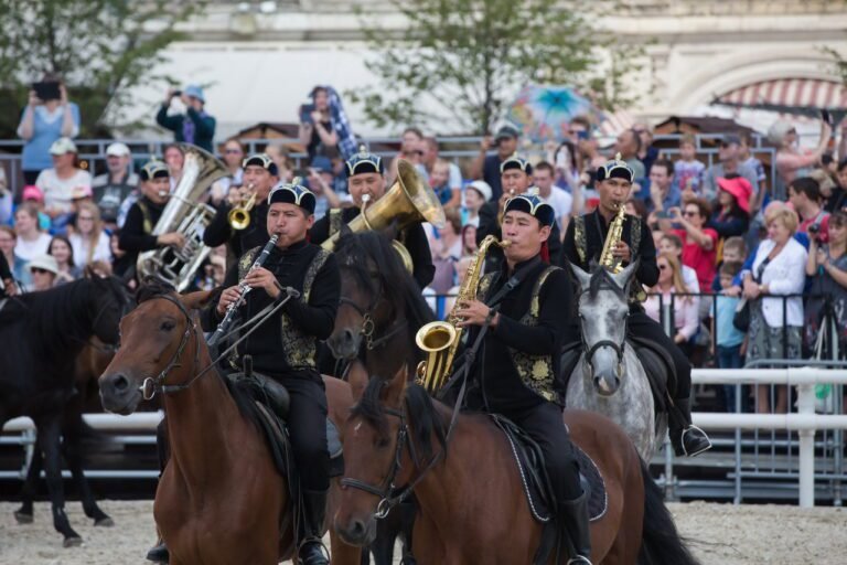 RusBotWien's tweet photo. Im Vorfeld des Tages der Einheit der Völker Russlands möchten wir Ihnen eines der einzigartigsten Völker Russlands vorstellen – die Tuwiner.

🎶 Eines der bekanntesten Merkmale der Musikkultur Tuwas ist der Kehlkopfgesang – Chöömei. 

🔗 Mehr erfahren: https://t.co/xrwZDkr38y https://t.co/7hTfNrlIrx
