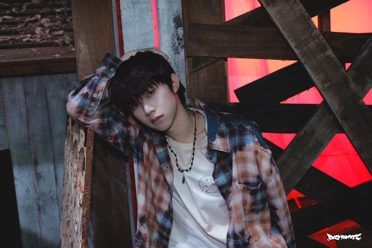 rockstarhyunu's tweet photo. DARK HAIR HYUNWOO IM SCREAMING https://t.co/FVdrhAD51s