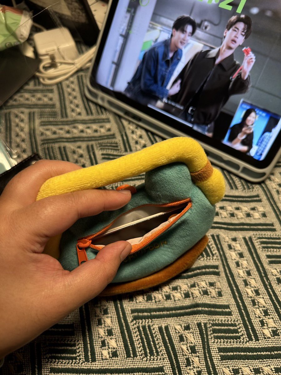 romiromieromy's tweet photo. Renjin Doll Pouch ก็น่ารักนะ นี่มีของพี่เพิ่มอยู่ น้องจะเป็นนิ่ม ๆ นุ่ม ๆ ส่วนขนาดกระเป๋าคือใส่บัตรได้ แต่หยิบเข้า-ออก อาจจะยากนิดนึง ไม่ได้หยิบได้แบบฉึบฉับเท่าไหร่ เผื่อใครยังลังเล หรือมองหารีวิวคับ น้องน่าจะคล้าย ๆ กัน 😌

#DewTeeFancon https://t.co/KuhTjBEJL8