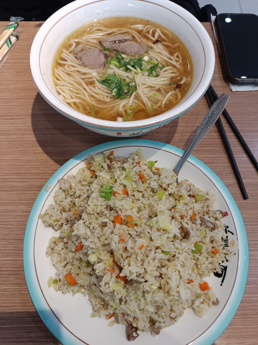 pcqhx's tweet photo. [今日の晩ごはんは手作りチャーハン！ラーメンも添えて、おいしく食べた]， https://t.co/nIGm3ciyKS