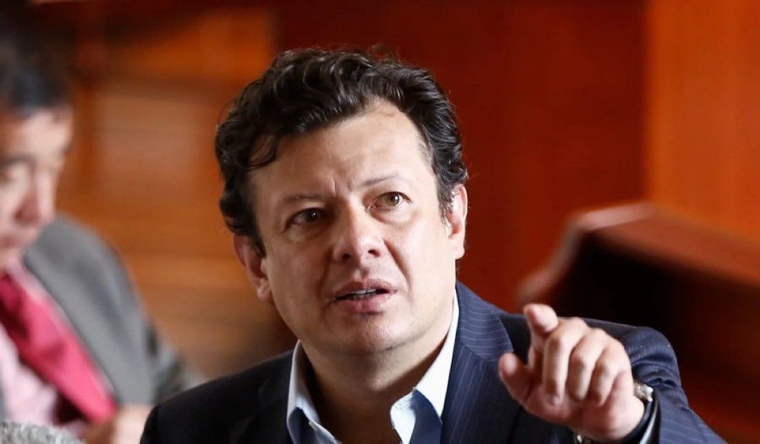 BCN_Plus's tweet photo. 🚨LO SABÍAN Y LO PREMIARON🚨

Las acusaciones contra Hollman Morris no son nuevas. Petro y toda la izquierda conocían su talante y aun así decidieron defenderlo y hacerlo parte del gobierno.

Eso no fue un error, fue una decisión.

¿Dónde estaban las feministas del Pacto cuando Petro lo nombró? ¡Son cómplices!