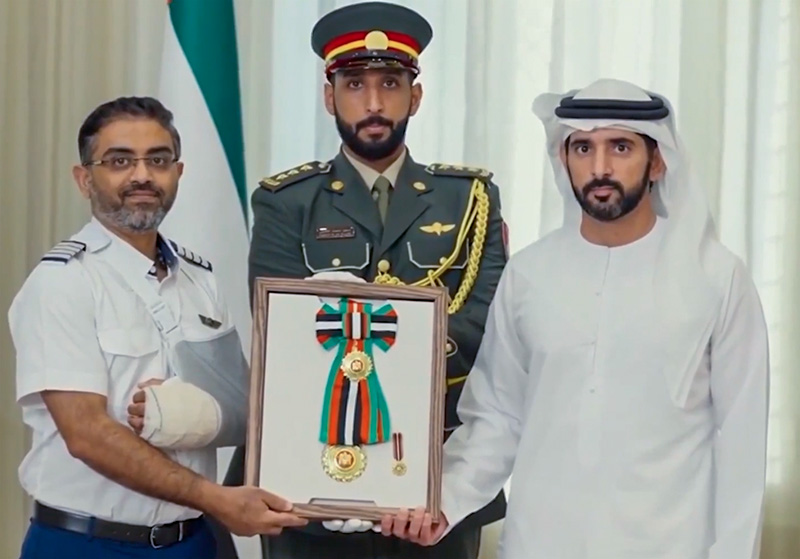AIRNewsHindi's tweet photo. #UAE के राष्ट्रपति शेख मोहम्मद बिन जायद अल नाहयान ने भारतीय पायलट कैप्टन स्मित मच्छर को यात्रियों की सुरक्षा और साहसिक प्रयासों के लिए प्रथम श्रेणी के ऑर्डर ऑफ जायद II से सम्मानित किया।

#CaptainSmitMachchhar https://t.co/sohKQsfRTO
