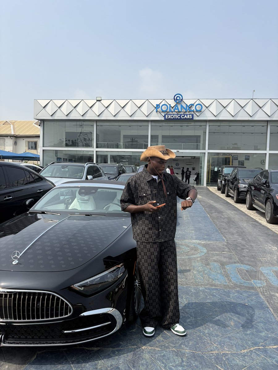 yL_IN_LAGOS's tweet photo. Omo if dem tell me say I go later snap picture with this Davido type of maybach I go doubt o 😭😩 https://t.co/gxPhQSc2ow