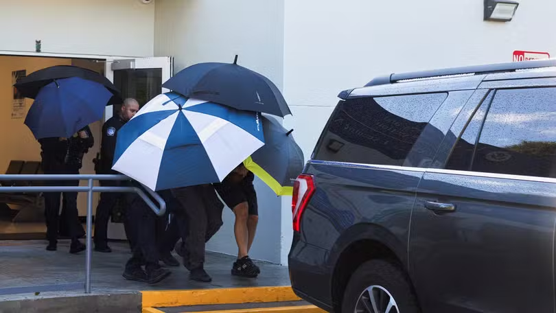 JenioQuadros_'s tweet photo. Olha como a família do Flávio Bolsonaro passou após o desembarque. É a mesma coisa quando bandido chega na polícia pra ser preso. https://t.co/WK9w3fRawm