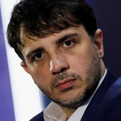 flaviofachel's tweet photo. Com a fuga de Flávio Bolsonaro, a direita brasileira tem a chance de se livrar do "bolsonarismo" e buscar uma nova referência longe do extremismo. Quem disputa hoje esse espaço são Tarcísio de Freitas e Renan Santos. Outros devem aparecer em breve. #Política https://t.co/p8uLfDwM1j