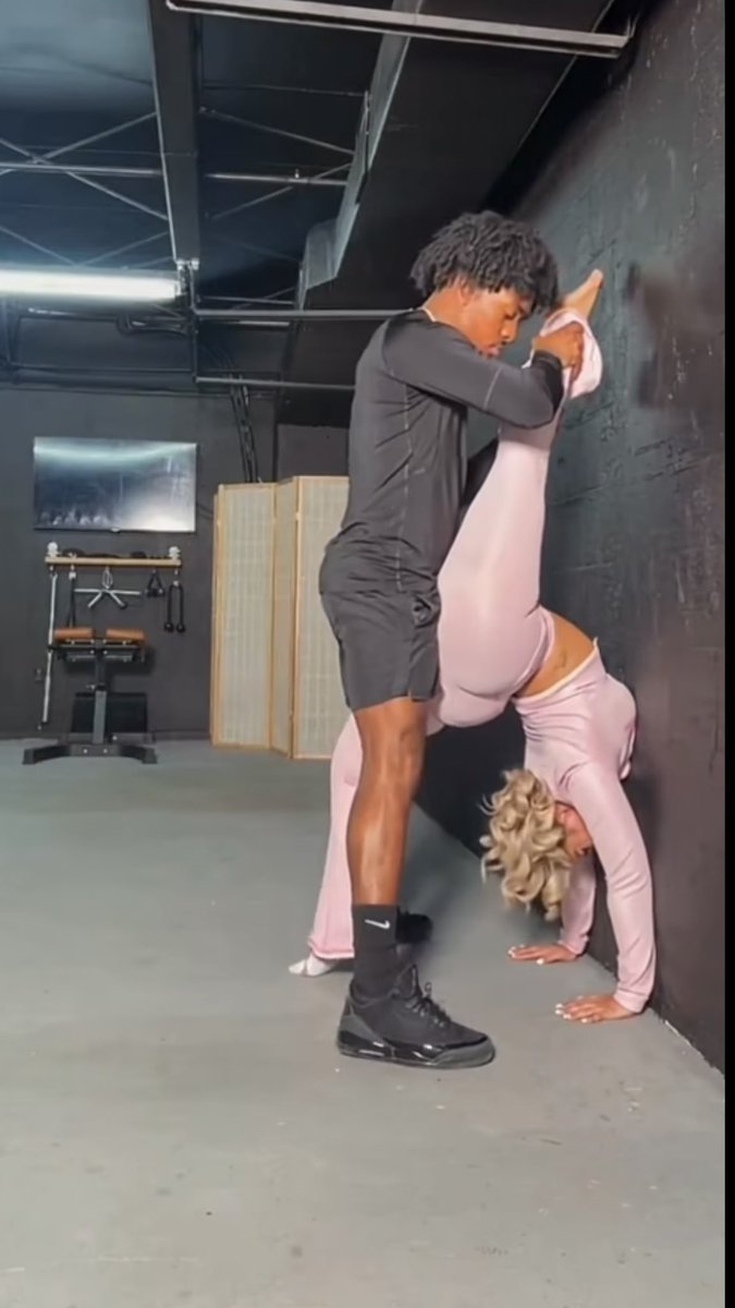 r3ctorr's tweet photo. “Stop being insecure, he’s just a yoga instructor.”

Her and the yoga instructor: https://t.co/HRFN9XiucX