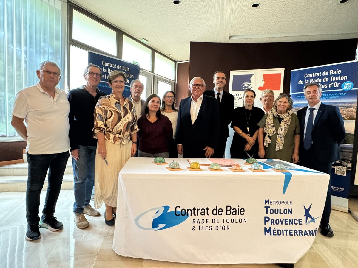 Prefet83's tweet photo. #Environnement | Le Contrat de Baie de la rade de Toulon et des Iles d'Or est un outil opérationnel qui réunit collectivités, services et opérateurs de l’État, associations, usagers afin de gérer durablement l'eau et les milieux aquatiques.

✅️ Gilles Vincent, maire de Saint-Mandrier-sur-Mer, a été réélu à l'unanimité président du comité de Baie, instance qui pilote et met en œuvre la démarche.

📌 Le Contrat de Baie c'est :
- 28 communes et 6 établissements publics de coopération intercommunale, engagés volontairement
- 109 structures
- 305 actions
- 52 maîtres d'ouvrage
- 175 millions d'euros d'actions financées.