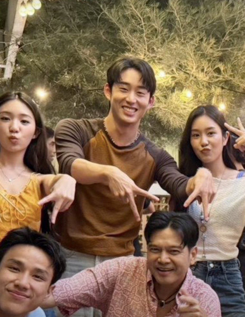 valcrazyforWE's tweet photo. My lovely Est, he look so happy here enjoying time while filming 😭😭😭

#est_rvp #SurfNLove https://t.co/m64J7vt06s
