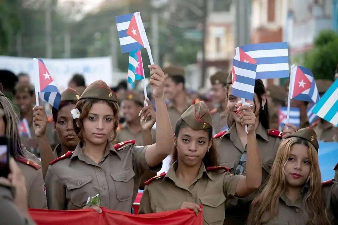 BarceloOrt92635's tweet photo. #CamiloVive en cada joven,hombre o mujer del pueblo,en cada desafío y en cada logro,vive en nuestros corazones y en todos los que como él  seremos capaces de defender toda la gloria que se ha vivido y por lo que tanto se ha luchado.
#ProvinciaGranma 
#Cuba https://t.co/fJ6hRkJbkl