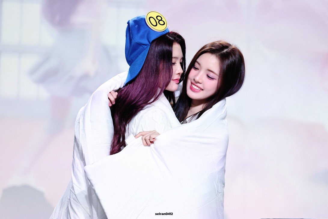 yuhapilled's tweet photo. 🥹 happy one yr to my 251029 clingy hanaz https://t.co/iLDsGbcB8H