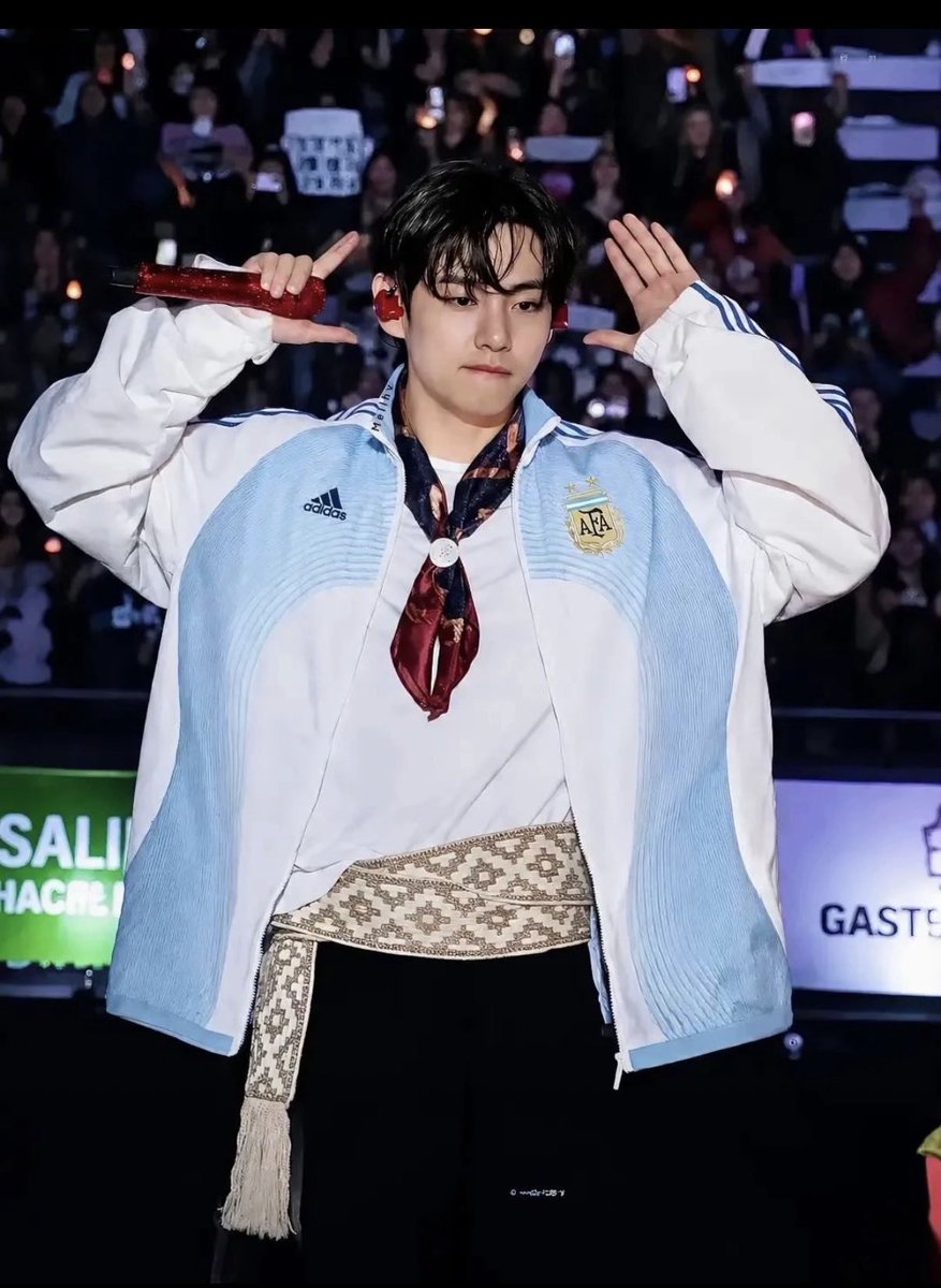 Jkvsky7's tweet photo. TAEHYUNG GAUCHO CON EL CAMPERÓN DE ARGENTINA ARRIBA, JAMÁS TE VOY A SUPERAR 😭 https://t.co/DQkjcnzj5e