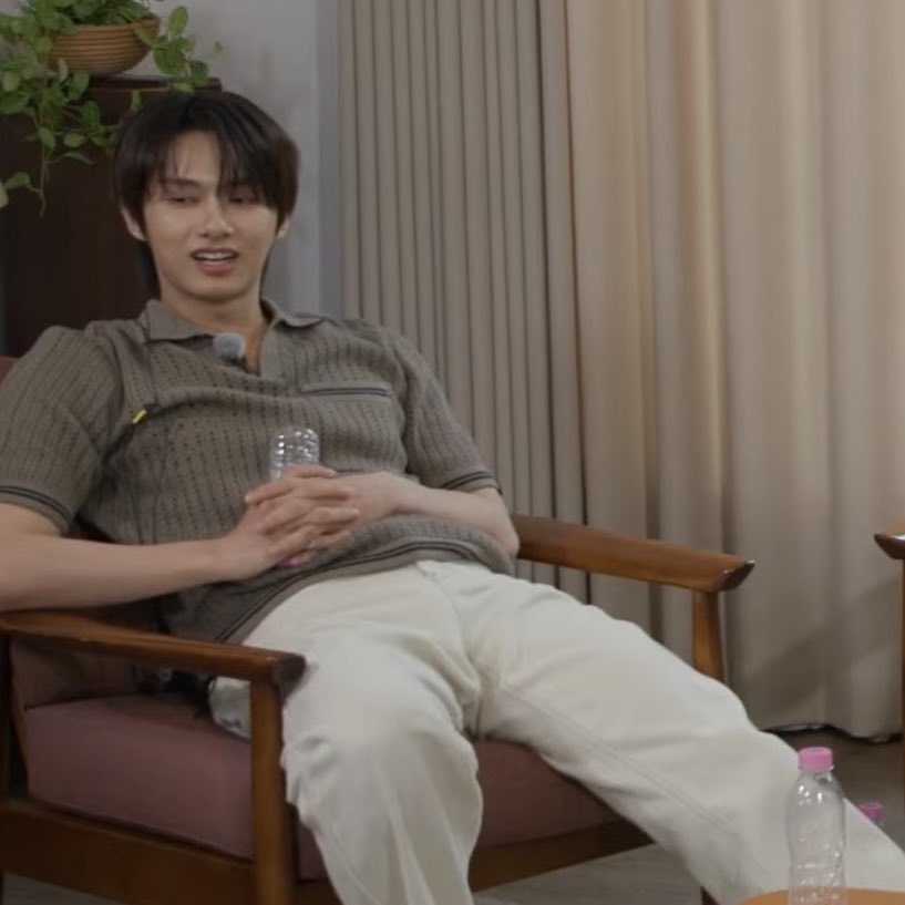 moontomeetyou's tweet photo. at home                                              in public https://t.co/4NMxtOdKMy