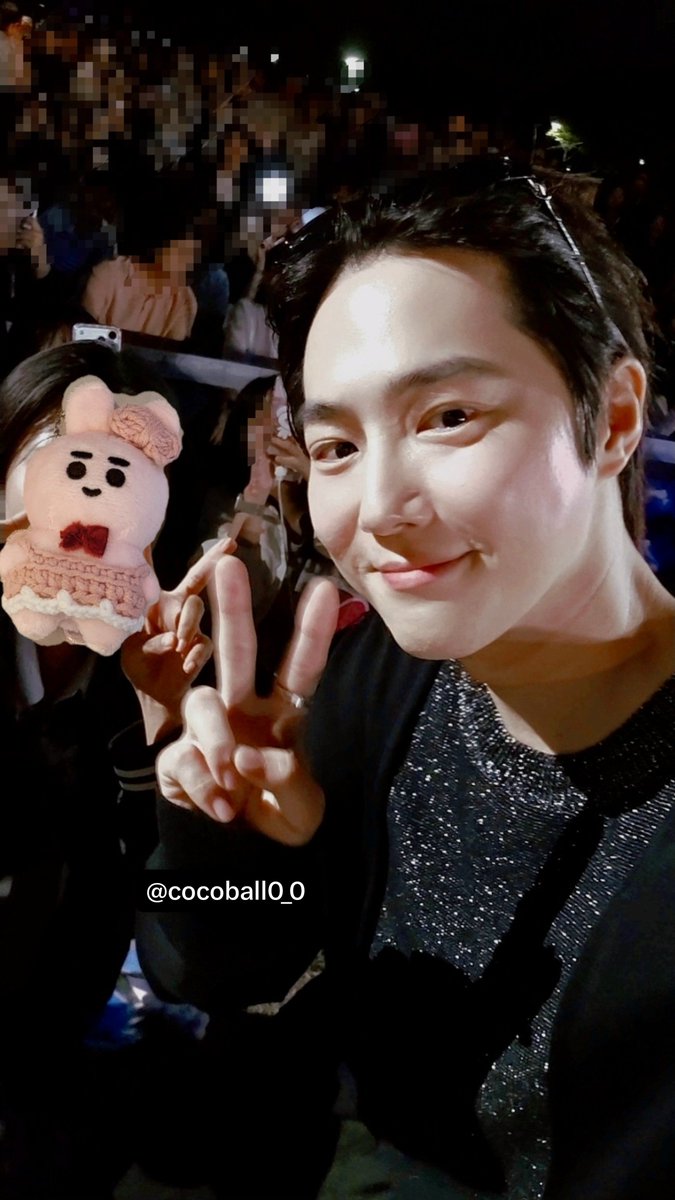cocoball0_0's tweet photo. 260918 더리슨 6 양산편 수호 준면
네... 면자님께서 셀카를 찍어주셧습니다😭 
방송에는 안나왔지만 안쪽까지 와서 찍어줬어요🥹 
진짜 손떨려서 냅다 폰만줘가지고 준면이가 셀카 모드로 바꿔서 찍어줬다네요,, 가보로 간직하겠습니다🥹 김준면 평생 사랑하자🫶
#EXO #SUHO #수호 #준면 https://t.co/18a2CPY2EG