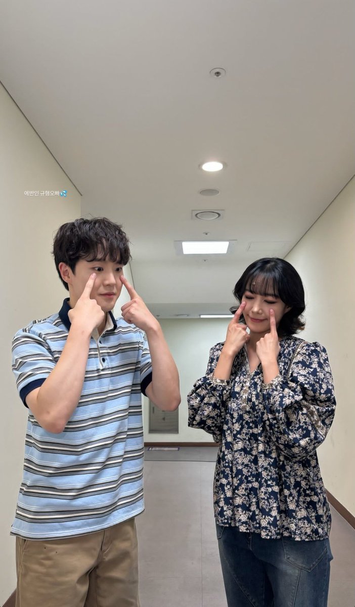 ummkfqmff's tweet photo. 진심 너무 귀엽다...아랑해요 다들🫳🏻🫳🏻 https://t.co/GwyV9ltekb