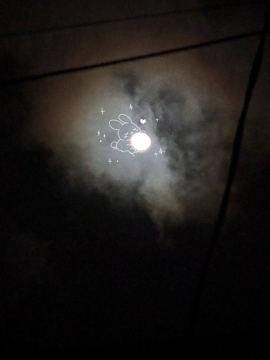 L0VELYBEOMIE's tweet photo. somewhere beneath this same moon, there's you and there's us 🤍 https://t.co/jPZgT73GBB