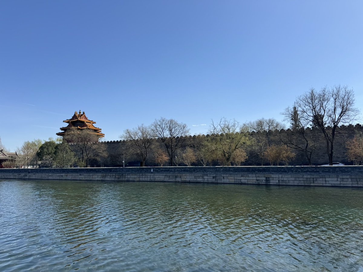 xuanran49's tweet photo. @lobbyopfer @raullese_ 北京是我的故乡，给你看看故宫外面的护城河，春天的北京很漂亮。 https://t.co/lPYU296izY