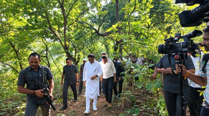 rishibagree's tweet photo. Dude has more bodyguards than voters who actually voted for him🤡 https://t.co/uN679sNJnW