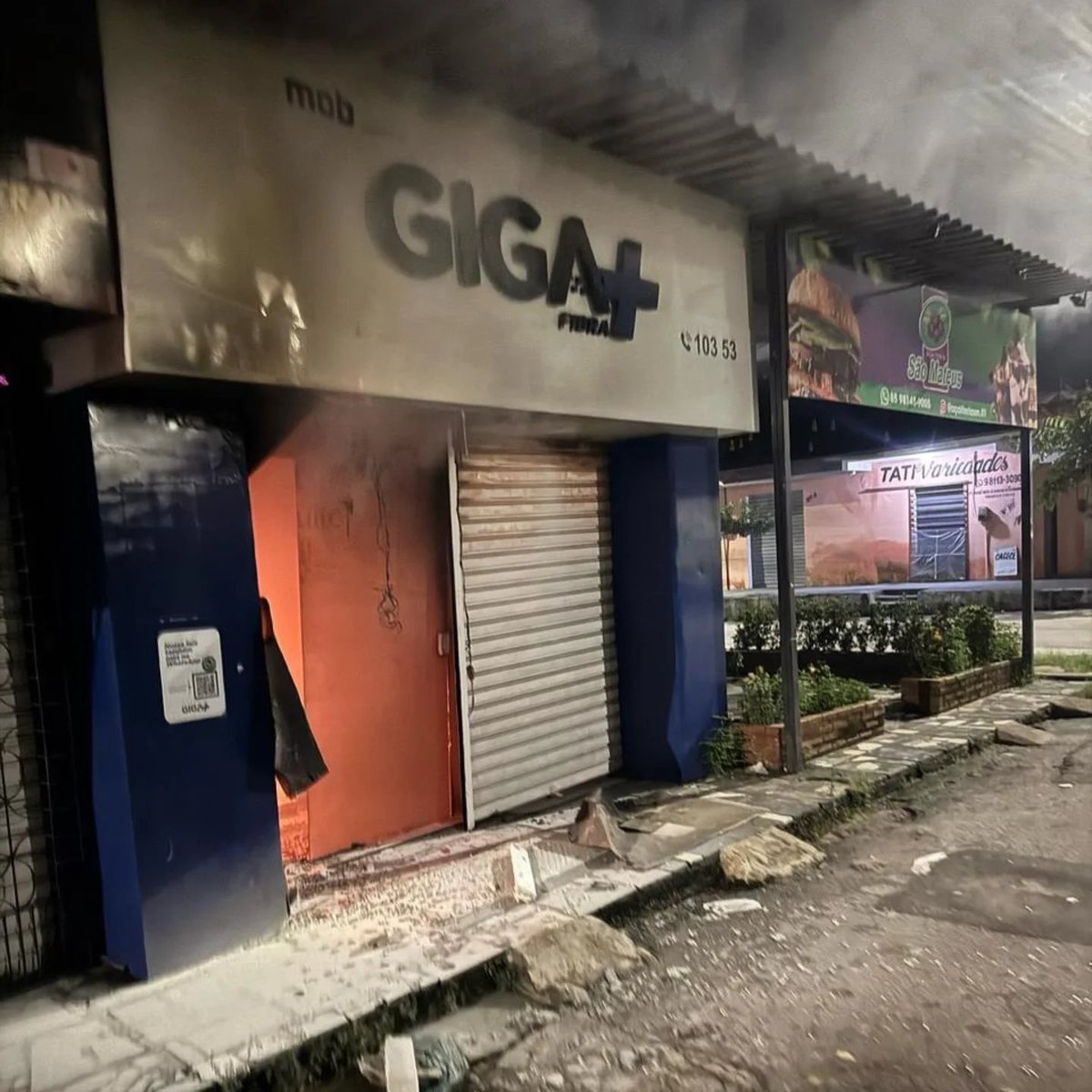 PrimeiroFront's tweet photo. 🔴ÚLTIMA HORA: No Ceará, Comando Vermelho ataca provedoras de internet e obriga moradores locais a pagar pela internet fornecida pela facção criminosa. O estado é governado por Elmano de Freitas, do PT, que foi reeleito. https://t.co/N48LxWl3ma