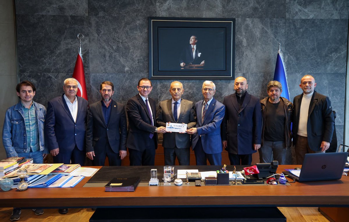 kemal_cebi34's tweet photo. Samsun Konfederasyonu Genel Başkan Yardımcısı ve Belediye Meclis Üyemiz Mehmet Pamuk, ilçemizde görev yapan Samsunlu muhtarlarımız Sedat Keskin ile Fatih Özçelik ve Samsunlu dernek başkanlarımızla bir araya geldik.

Çalışmaları hakkında fikir alışverişinde bulunduk. Ayrıca 5-8 Kasım tarihleri arasında Atatürk Havalimanı’nda düzenlenecek Samsun Günleri’ne davet edildim. Nazik ziyaretleri ve davetleri için kendilerine teşekkür ediyorum.