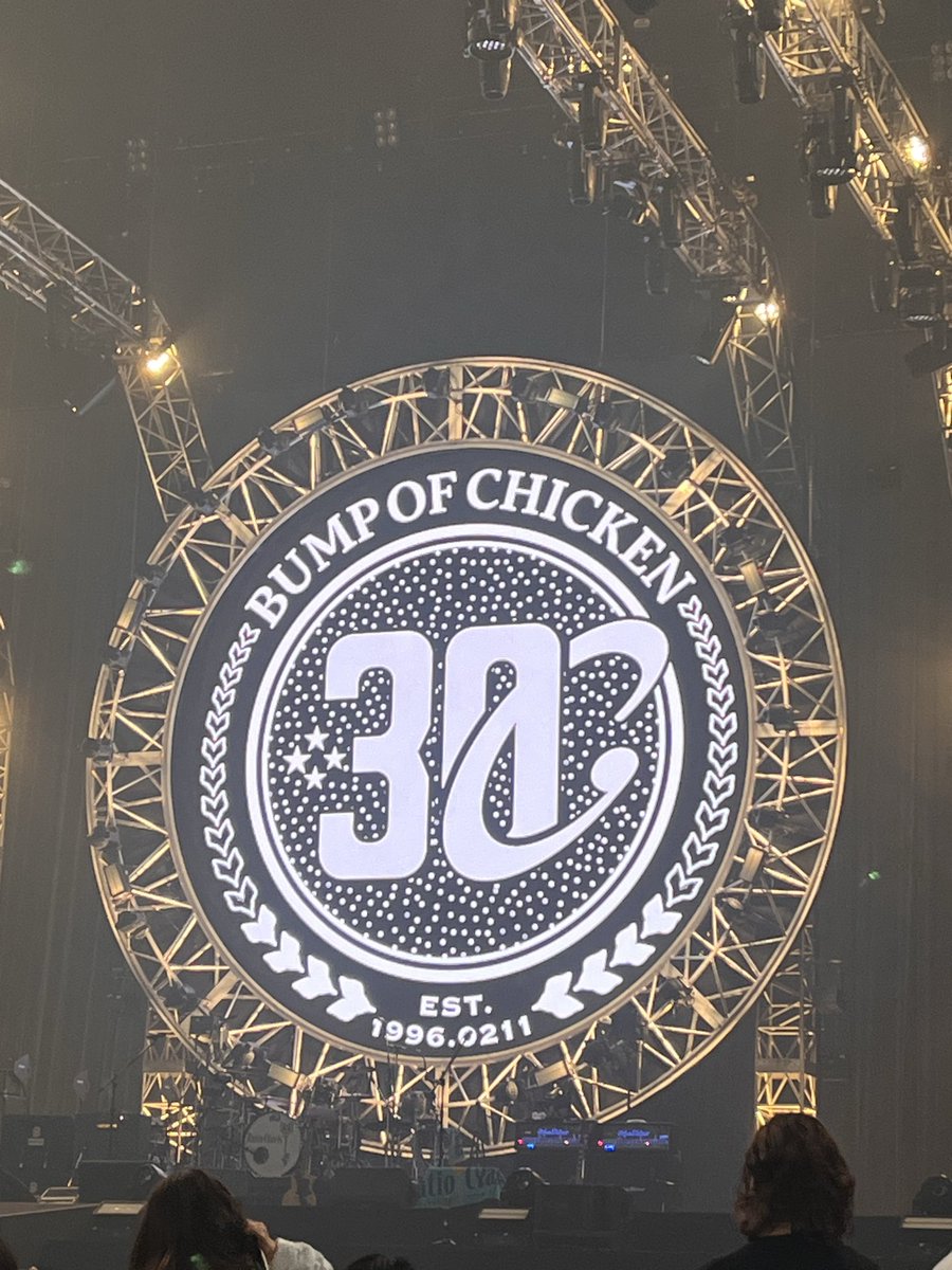 mama_146's tweet photo. 自分にとって、BUMPOFCHICKEN のLiveは生きるための必要不可欠なもので。だからこれからも、かろうじて生きることは絶対的なもので。BUMPの音楽を聴くために自分は生きるんだって、思います。いつか歳老いてそれもかなわぬ日がくるのだけれどね。今夜はありがとうございました。
#RatioClavis https://t.co/IWtLa6RMQ0
