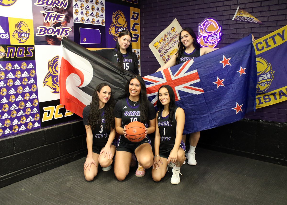 GoConqs's tweet photo. 🏀Women's Basketball | #GoConqs

Almost time for some hoops action....Conqs Women's Basketball got in front of the 📸camera for some media day fun #BurnTheBoats @GoConqsWBB

👀Check out some pics📸from media day https://t.co/s2qNyyLUwa