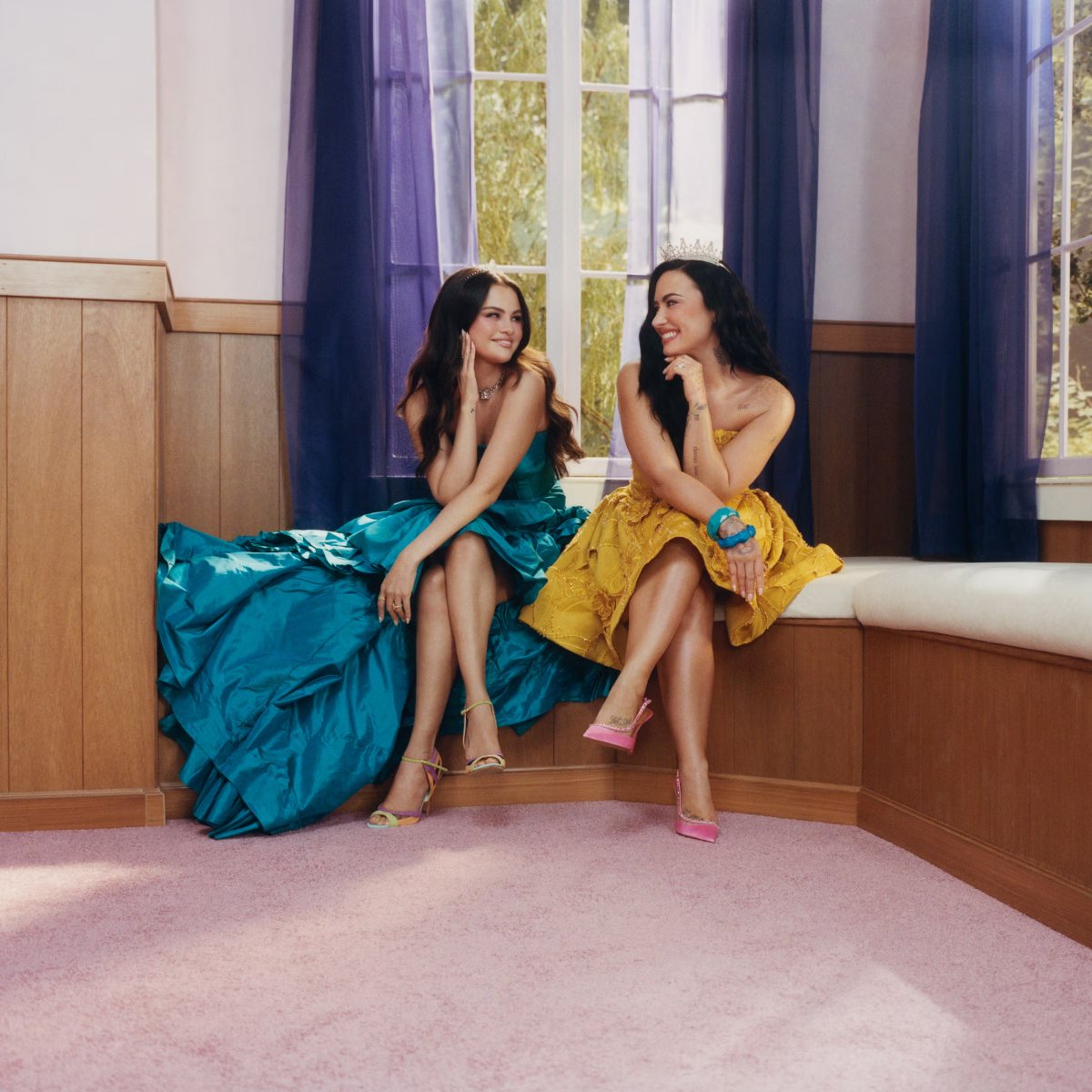 poptime's tweet photo. 🚨 URGENTE: Demi Lovato e Selena Gomez estreiam JUNTAS nova campanha da Rare Beauty. https://t.co/O3PwwBcR0E