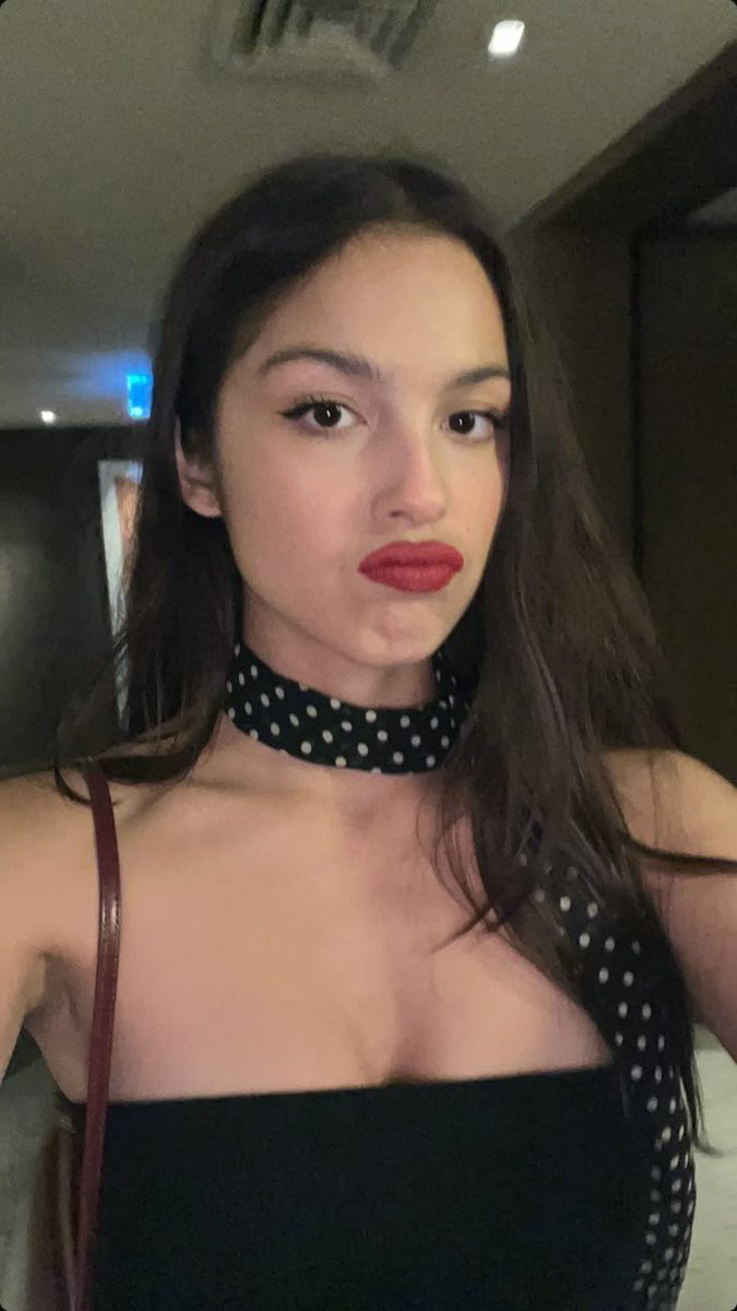 voirlinson's tweet photo. au #livbrina 

en donde la mamá de sabrina se casa con el papá de la mejor amiga de olivia, al instante se odian, pero al tener un vinculo muy cercano entre familias, ambas estan obligadas a compartir demasiado tiempo juntas. https://t.co/QeEFv85ZsG