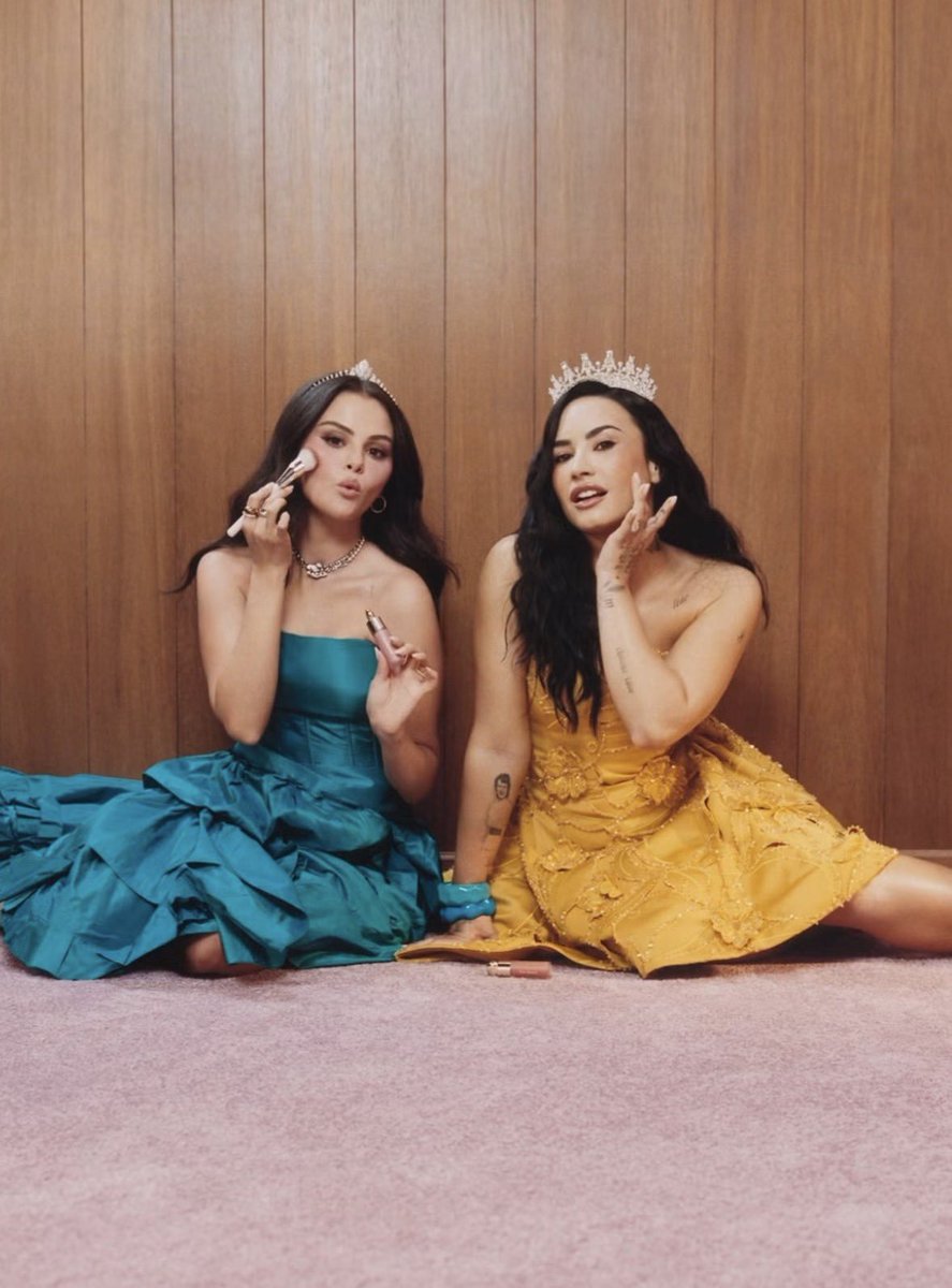 tracklist's tweet photo. 🚨 Selena Gomez e Demi Lovato juntas para a nova campanha da Rare Beauty. https://t.co/j50RYjwgsu