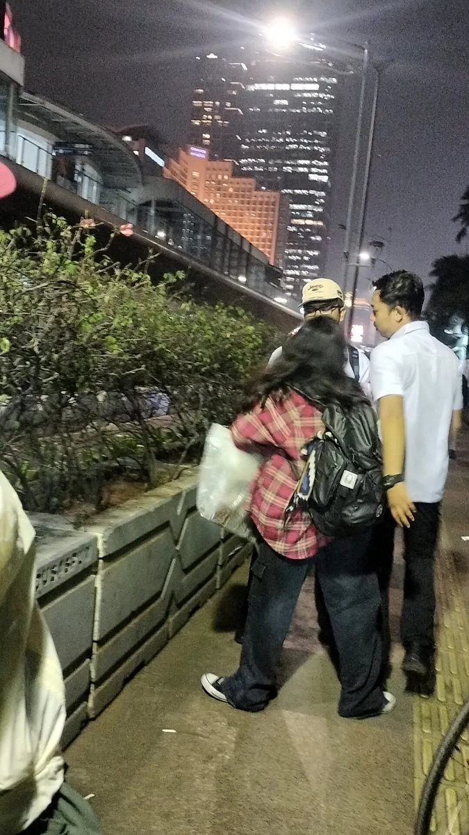 reylevant's tweet photo. Kakaknya cuman mau lewat doang loh,seterang-terangan ini sama warga sipil. sadar ga sih gaji mereka tuh darimana? blood and tears WARGA SIPIL

🎥ennyrahmita https://t.co/1mEZFay1WY