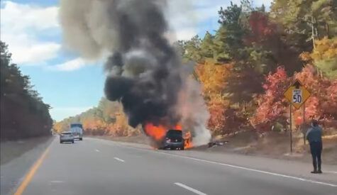 CapeCodcom's tweet photo. Vehicle fire reported on Route 3 before Sagamore Bridge https://t.co/19xIEwdwsU https://t.co/4vMHYQZwLl