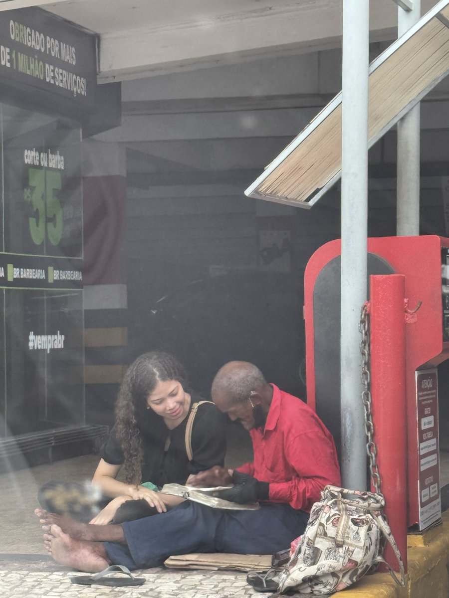 bastoos_'s tweet photo. Passei na frente do líder e tinha essa menina lendo com esse senhor. Queria deixar ela famosa https://t.co/uY02JTXwJx