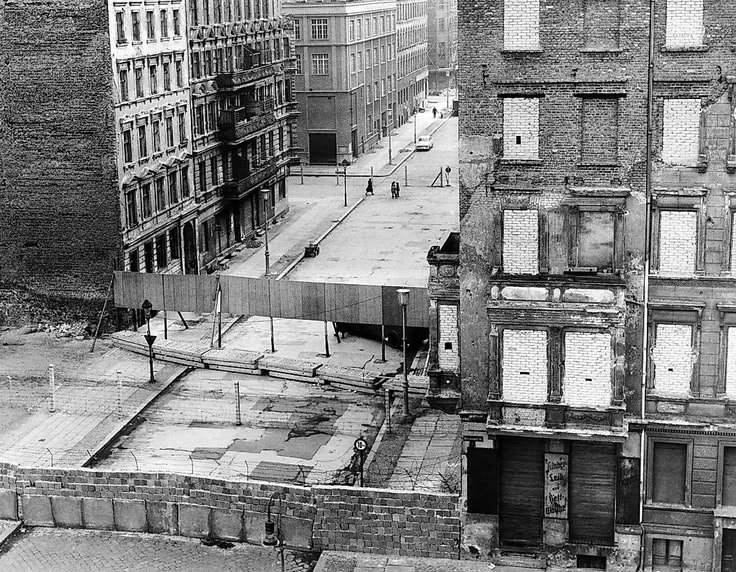GDRvisuals's tweet photo. View over the newly erected Berlin Wall at Bernauer Straße, 1961. https://t.co/m5V6fwKY1n