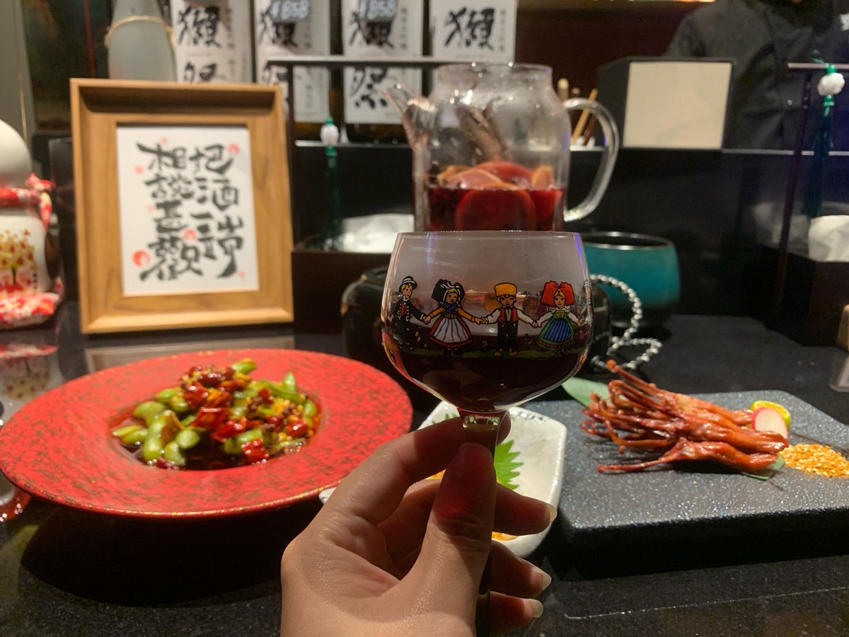 IPEjoYkwhc27326's tweet photo. [今日は酉の日！冠をかぶった可愛い猫が居酒屋で日本酒を片手にポーズ！今宵はゆっくり酔い心地です]， https://t.co/CSkwDWSP0M