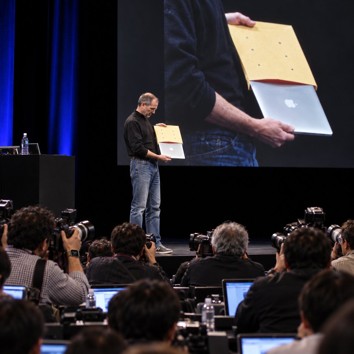 0719_muman's tweet photo. 伝説の『MacBook Air』のプレゼンテーションの中に
令和が一つ隠れています。

アップル好きなら10秒で見つけられます。 https://t.co/B0MuhtL6GV