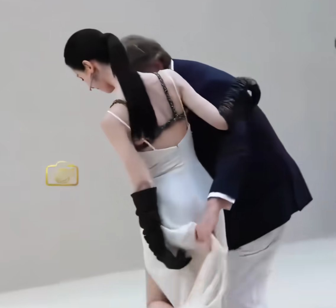 johnson428's tweet photo. 这年头，女明星挣的也是辛苦钱

BC这老头咸猪手，已经是惯犯了😂 https://t.co/kRTxryzXti