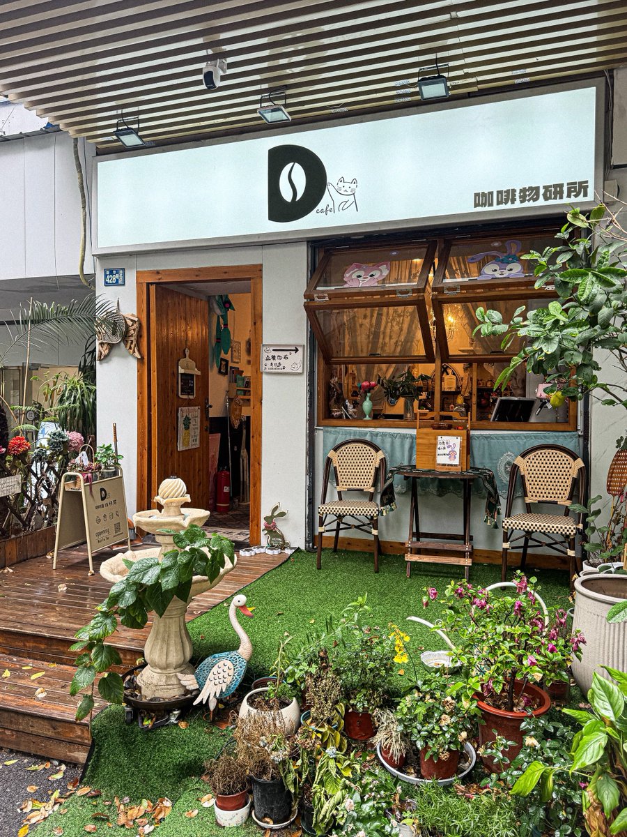 ftnf9y's tweet photo. [今日の街で、かわいいカフェを見つけたんだ！珈琲とパンが最高で、幸せな午後になったよ！]， https://t.co/lcbTSXIlcy