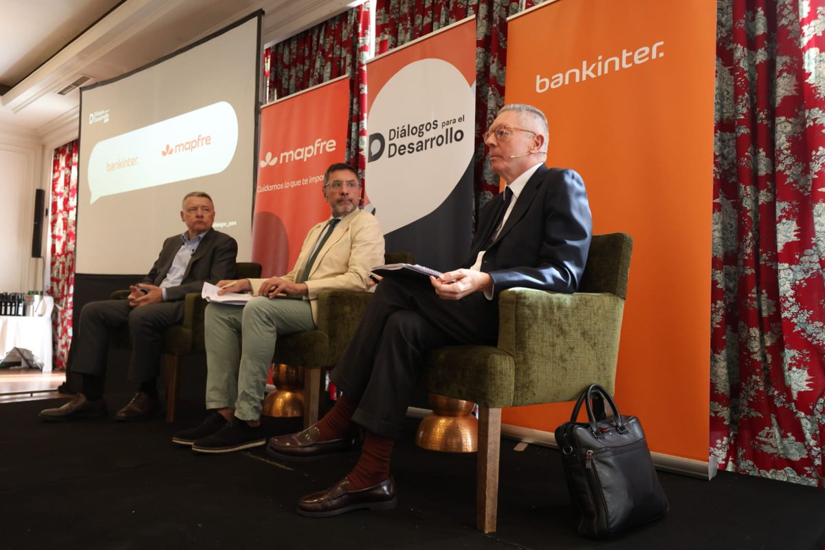 Bankinter's tweet photo. 🏢 ¿Qué necesitan las empresas españolas para ser más competitivas?

Ruiz-Gallardón pone el foco en el relevo generacional, la dimensión empresarial, las infraestructuras, la tecnología, el talento y la IA. 

También destaca la importancia de atraer talento con formación, estabilidad y oportunidades de futuro: "En España existe un divorcio entre la universidad pública y la empresa».

#ddleon