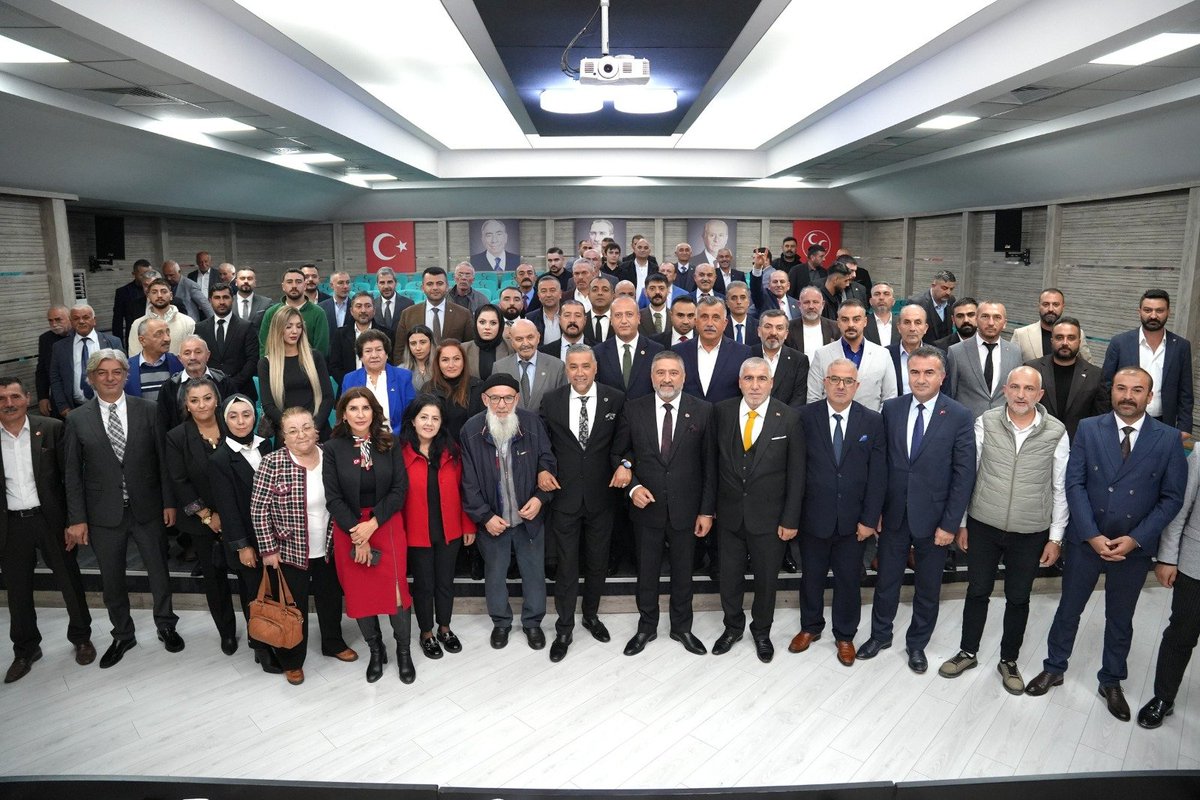 AlpDoganMHP's tweet photo. Mamak İlçe Başkanımız Sn. Erkan Koçyiğit, İlçe Yönetim Kurulu Üyelerimiz ve Belediye Meclis Üyelerimizle birlikte; kamu kurumlarımızın temsilcileri, sivil toplum kuruluşlarımızın başkanları ve kıymetli mahalle muhtarlarımızın katılımlarıyla bizlere hayırlı olsun ziyaretinde bulunmuşlardır, ayrıca istişare toplantısı gerçekleştirdik.

Ziyarette Mamak İlçe Millî Eğitim Müdürlüğü Şube Müdürü Sn. Fatih Küçüker, Çadırhöyük Köyü Derneği Başkanı Sn. İsmail Irkıçatal, Yayla Köyü Derneği Başkanı Sn. Hakan Elal, Çankaya Evciler Derneği Başkanı Sn. Yılmaz Saraç, Sinoplu Dernekler Federasyonu (ANSİDEF) Genel Başkan Yardımcısı Sn. Bayram Yıldırım, Serden Köyü Derneği Başkanı Sn. Erol Gümüş, Kızağlı Köyü Yardımlaşma ve Dayanışma Derneği Başkanı Sn. Satılmış Karataş ve Dağönü Köyü Derneği Başkanı Sn. Tayfur İytemur yer aldılar.

Ayrıca Üreğil Mahallesi Muhtarımız Sn. Eray Ergün, Yeşilbayır Mahallesi Muhtarımız Sn. Mehtap Darı, Karaağaç Mahallesi Muhtarımız Sn. Hacı Aslan Keskin, Türközü Mahallesi Muhtarımız Sn. Doğan Kara, Kusunlar Mahallesi Muhtarımız Sn. Halit Başkuyu ve Kıbrısköy Mahallesi Muhtarımız Sn. İskender Demirkan da toplantıya katıldılar.

Bilge Liderimiz, Genel Başkanımız Sn. Devlet Bahçeli Beyefendi'nin emrinde; durmadan, yorulmadan, büyük bir azim ve şevk ile çalışacağız.