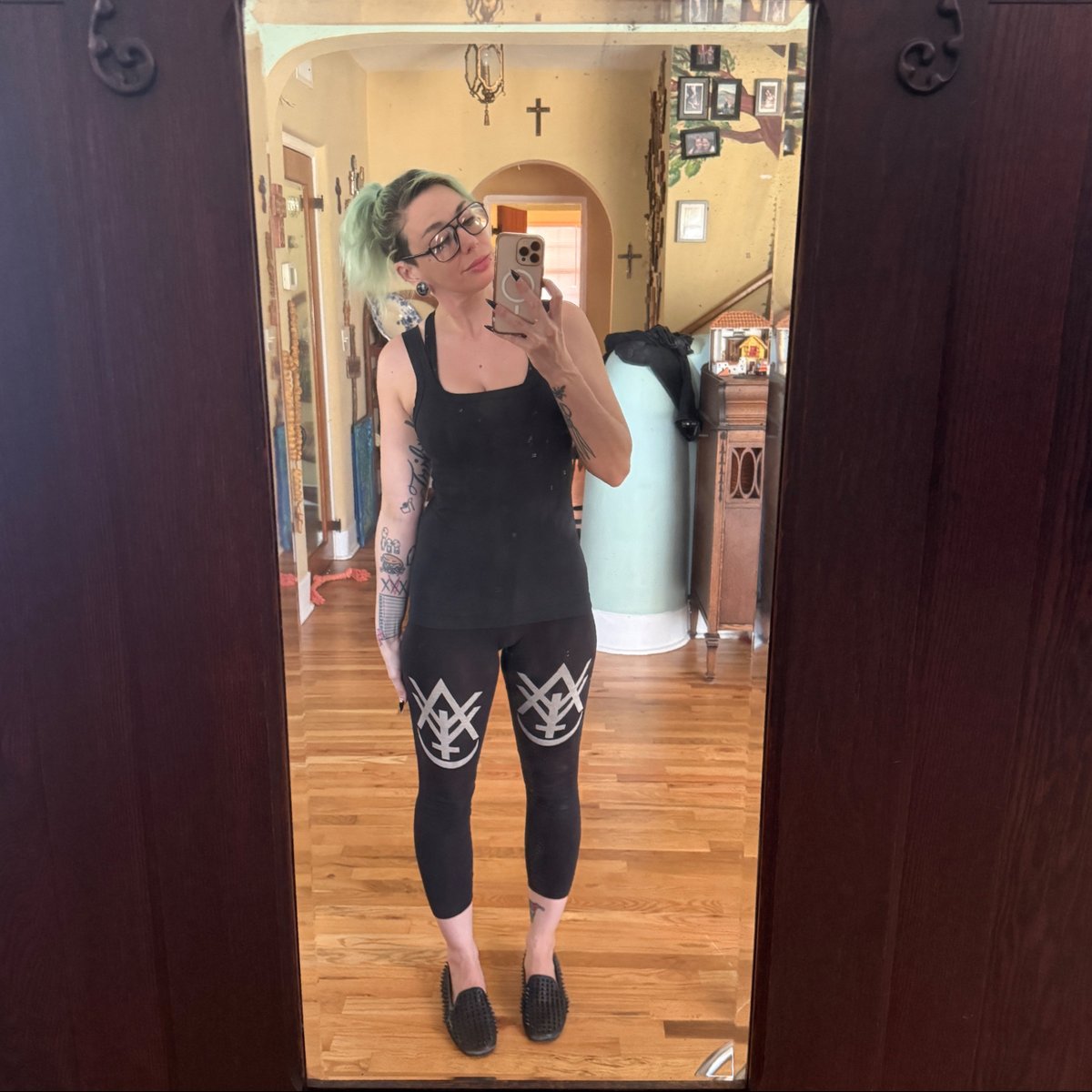 cassJAw's tweet photo. What’s your go to tough guy pose? #workingout #makinggains #flex #weights #leggings https://t.co/fKpxWpPv1W