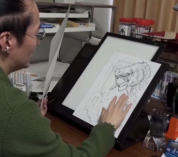 am00ry15's tweet photo. Kubo could’ve picked literally ANY character to show off how he draws them, and this mf picked Hell Arc Szayelaporro

Bro is actually trolling us

I need him to lock tf in and give us the Hell Arc already I can’t take this Bleach drought anymore😭 https://t.co/BDUlGos8QT