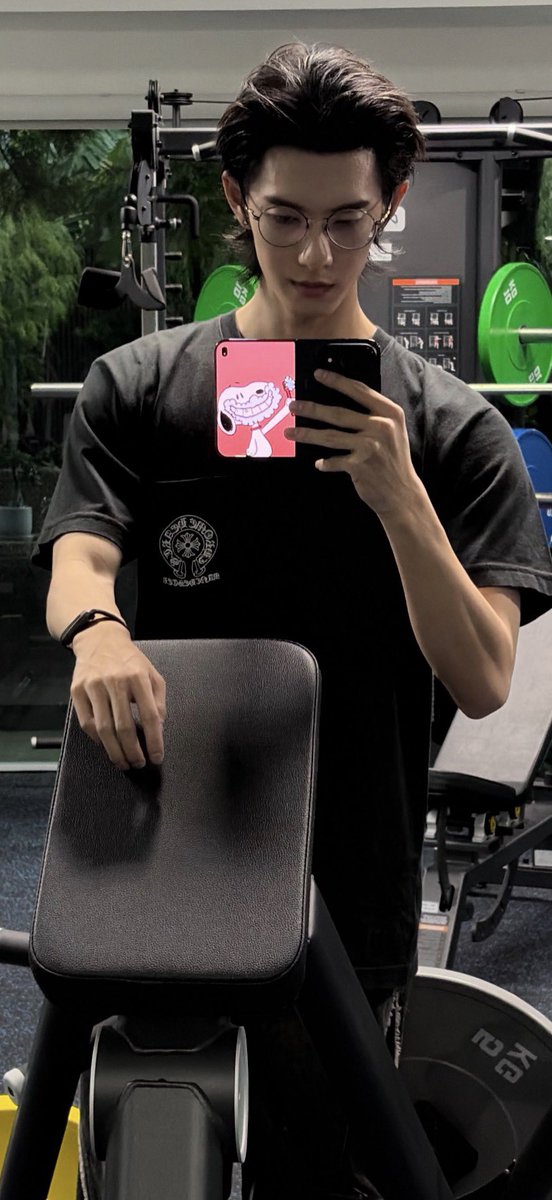 alinadamian80's tweet photo. LIKE TODAY WASN’T ENOUGH DAMAGE ALREADY 😭😭😭 NOW HE’S POSTING GYM PICS WITH GLASSES ON??? POOH HAVE SOME MERCY 😭💀

#ppoohkt
 #PooHHopers https://t.co/ru04bV2p2Y