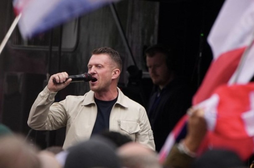 Rossimob's tweet photo. The most PERSECUTED man in the world.
This corrupt, Rotten to the core Government and Establishment wont stop until this man of the people is DEAD
The Fear they have for him is blatant. What they don't understand is, that we are ALL Tommy Robinson. 
@TRobinsonNewEra  
God bless🇬🇧 https://t.co/taAo43Q4bp