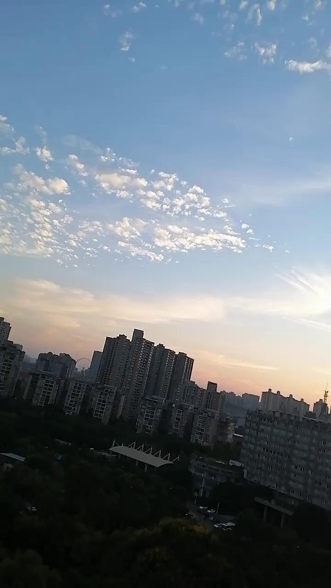 sam7116191323's tweet photo. [恍惚とした雲が街を包み込み、どこか現実離れした空の下で、今日も静かな時間が流れている]， https://t.co/hER4n2N3vV