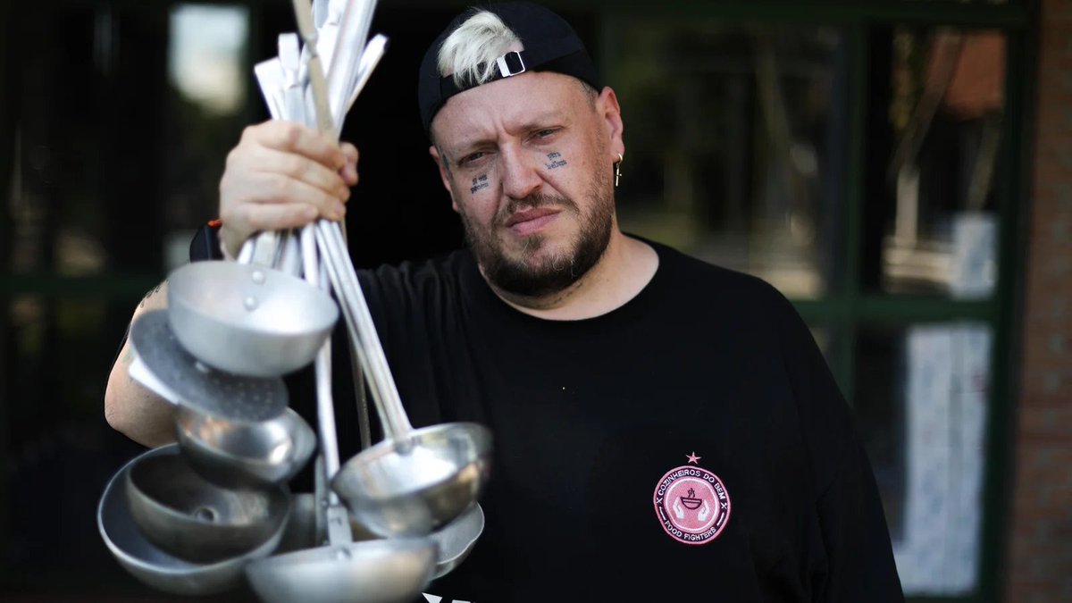 NivaLiveBrasil's tweet photo. 🚨 URGENTE!

Julio Ritta, chef e idealizador do projeto social Cozinheiros do Bem – Food Fighters, de Porto Alegre (RS), denuncia em live que empresários passaram a boicotar a iniciativa após a vitória de Lula. https://t.co/jKw3DyHgs2
