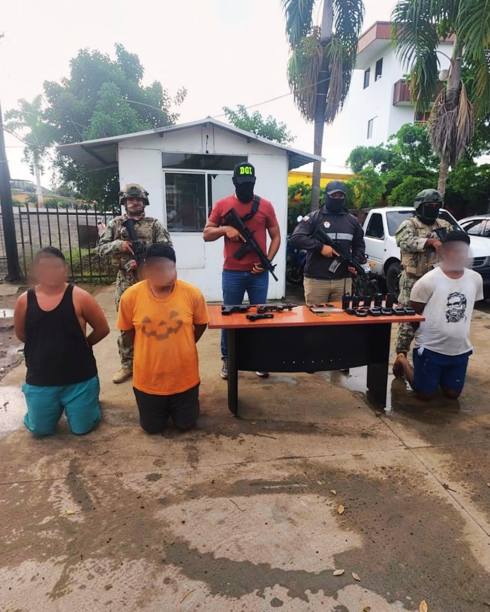 DefensaEc's tweet photo. 🚨 ¡BLOQUE DE SEGURIDAD DESARMA A LOS CHONEROS!

👊 Alias “Pepo”, Juan A. y Erick M. fueron aprehendidos con armas de fuego, municiones y radios de comunicación. Además, se recuperaron cuatro motocicletas reportadas como robadas. https://t.co/KcLRTSnl2h