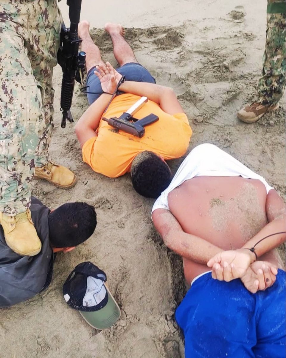 DefensaEc's tweet photo. 🚨 ¡BLOQUE DE SEGURIDAD DESARMA A LOS CHONEROS!

👊 Alias “Pepo”, Juan A. y Erick M. fueron aprehendidos con armas de fuego, municiones y radios de comunicación. Además, se recuperaron cuatro motocicletas reportadas como robadas. https://t.co/KcLRTSnl2h
