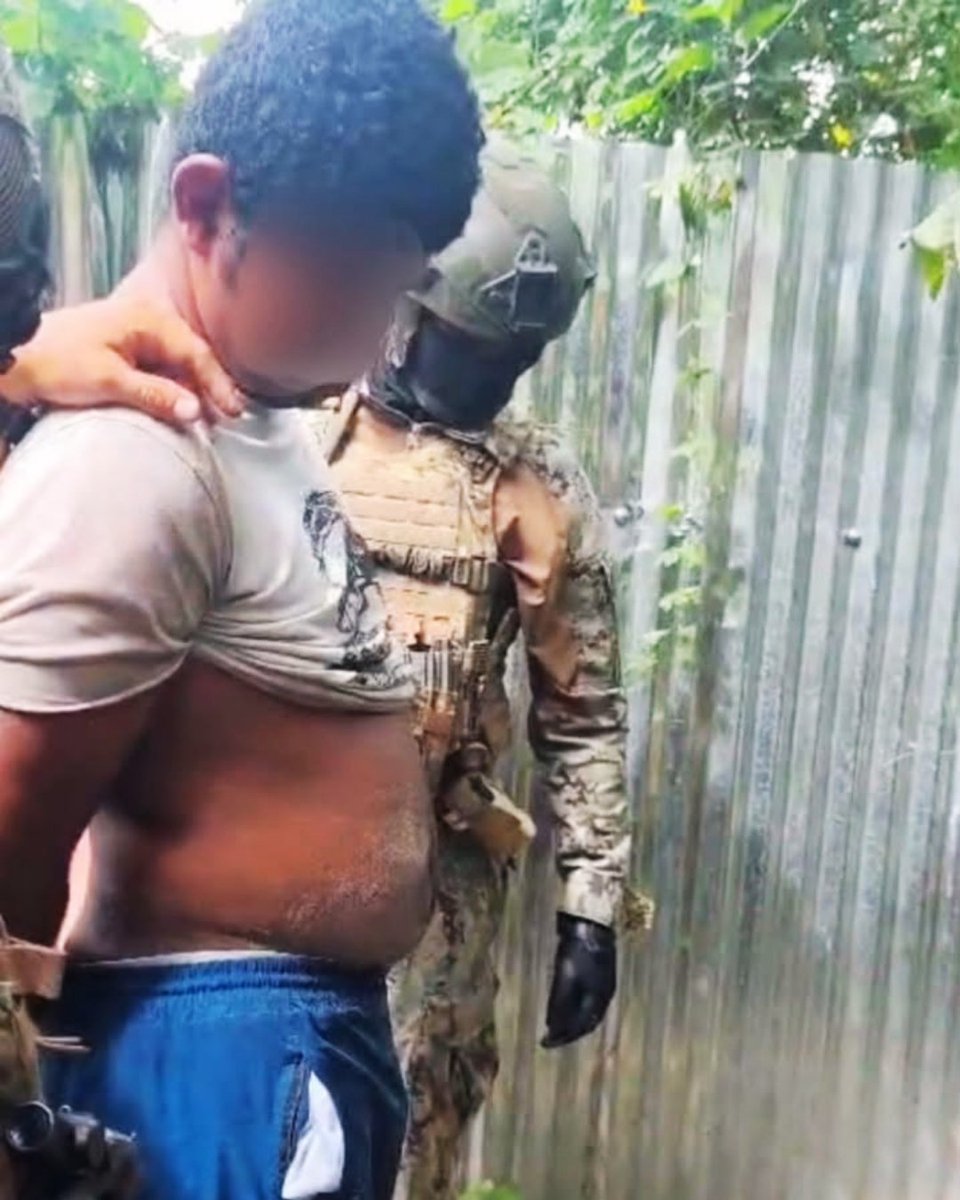 DefensaEc's tweet photo. 🚨 ¡BLOQUE DE SEGURIDAD DESARMA A LOS CHONEROS!

👊 Alias “Pepo”, Juan A. y Erick M. fueron aprehendidos con armas de fuego, municiones y radios de comunicación. Además, se recuperaron cuatro motocicletas reportadas como robadas. https://t.co/KcLRTSnl2h
